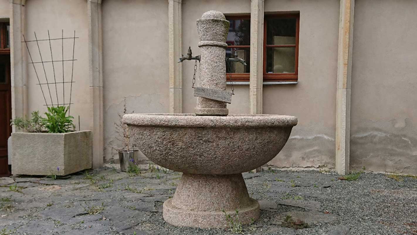 Brunnen aus Granit